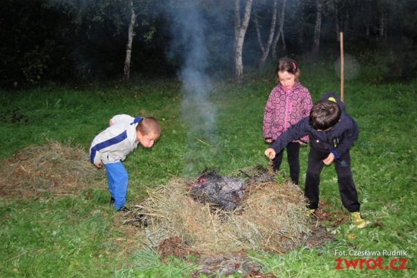 Táborák v dešti a s folklorem