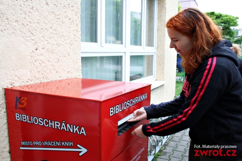 Bohumínská knihovna má nový box na vrácení knih