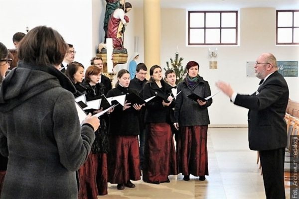 Sbor Canticum Novum zve na pašijové koncerty na Květnou neděli