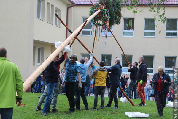 U polské školy v Bludovicích postavili májku