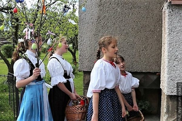 Na Velikonoční pondělí chlapci chodili po šmigrustu a dívky s „gojiczkym“