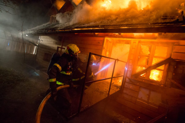 V noci hasiči bojovali v Písku s požárem penzionu
