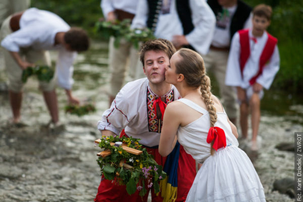 Podívejte se, jak na Svatojánském festivalu pouštěli věnce