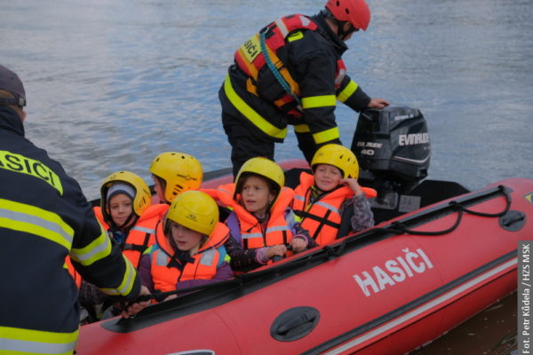 Hasiči v Těrlicku evakuovali víc jak 300 dětí