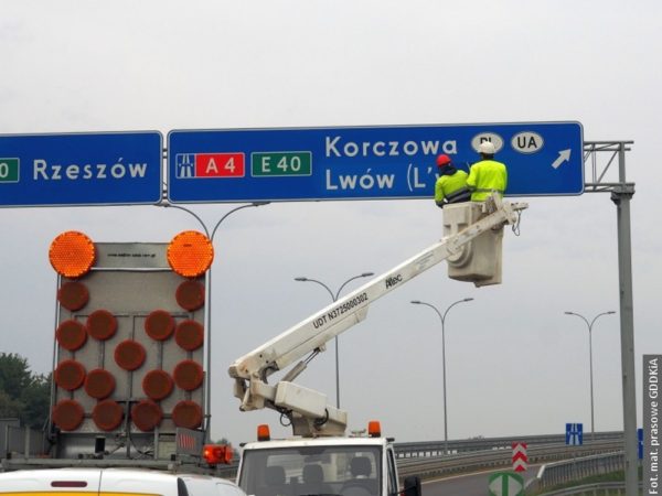 Dvojjazyčné nápisy také na polské straně