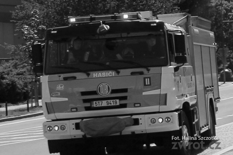 Tragický požár tovární haly: Zemřel profesionální hasič