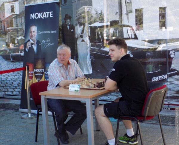 Šachový velmistr Anatolij Karpov v Ustroni