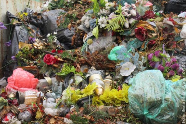 Popeláři posilují svozy odpadů z hřbitovů