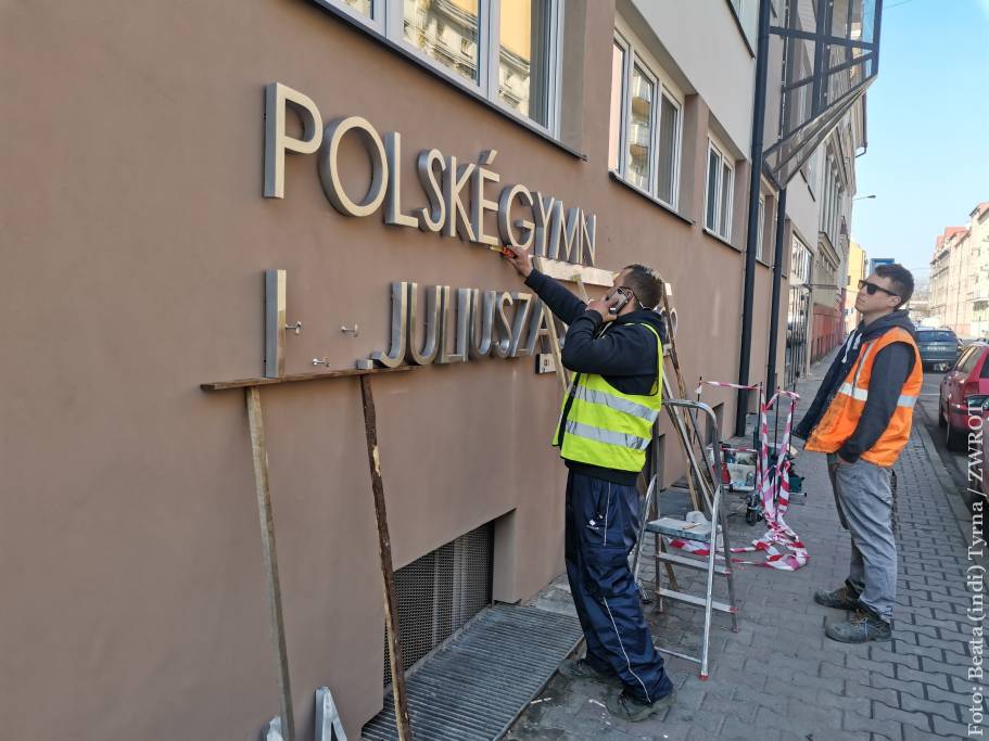 Na fasádě polského gymnázia bude nápis s celým názvem školy