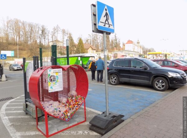 U hypermarketu v Těšíně stojí nádoba ve tvaru srdce. Určena je na sběr víček