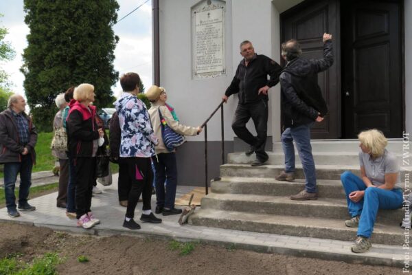 Místo každoroční cesty po Evropě se vydali na procházku do Koňákova