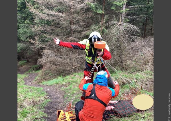 Letečtí záchranáři zasahovali v Beskydech u zraněné paraglidistky