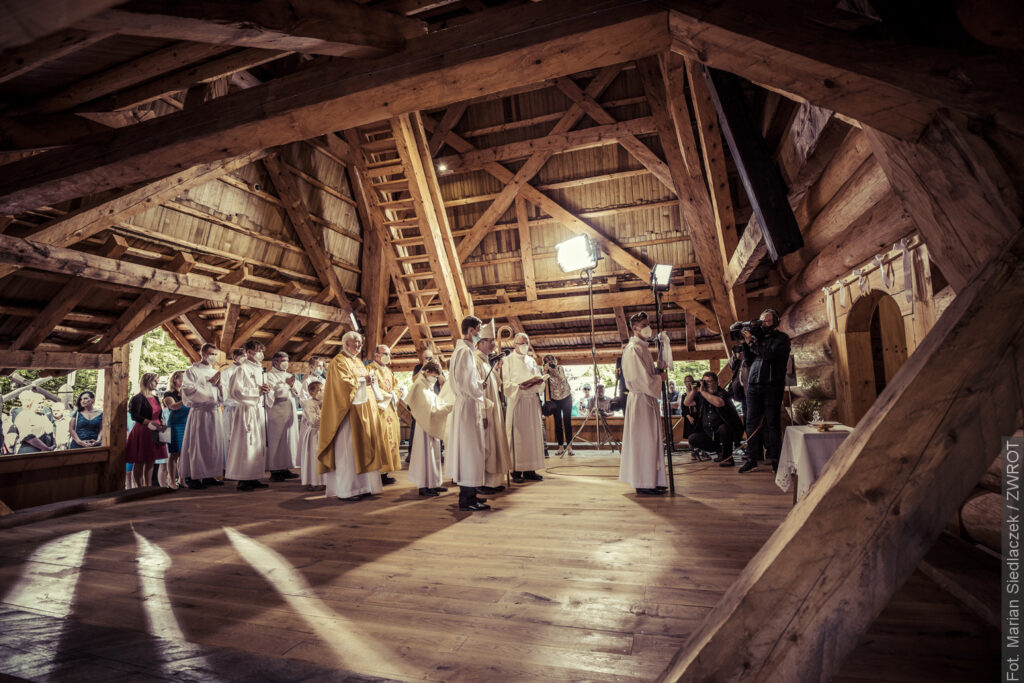 Slavnost svěcení dřevěného kostelíku v Gutech na fotkách Mariana Siedlaczka