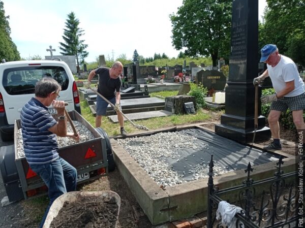 Vyčistili  náhrobek  Jana Glajcara ve Svibici