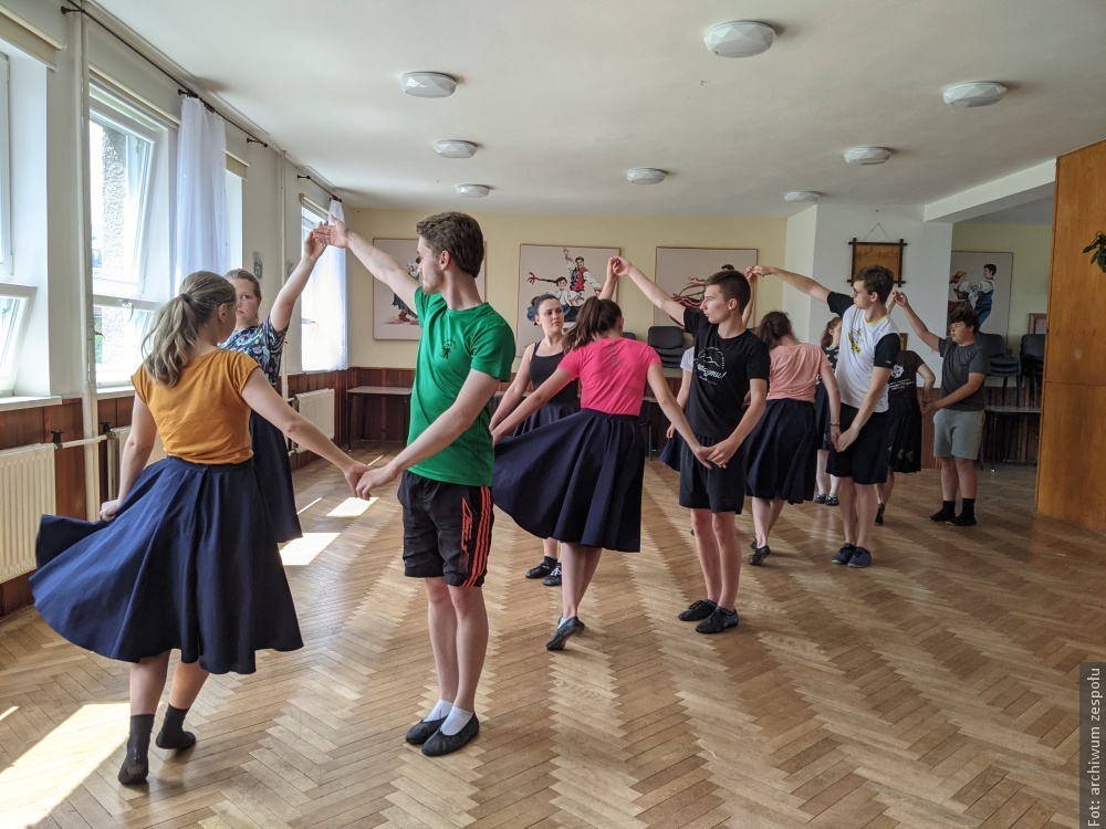Tanečníci ze souboru Błędowice se v Milíkově připravovali na svá nadcházející vystoupení.