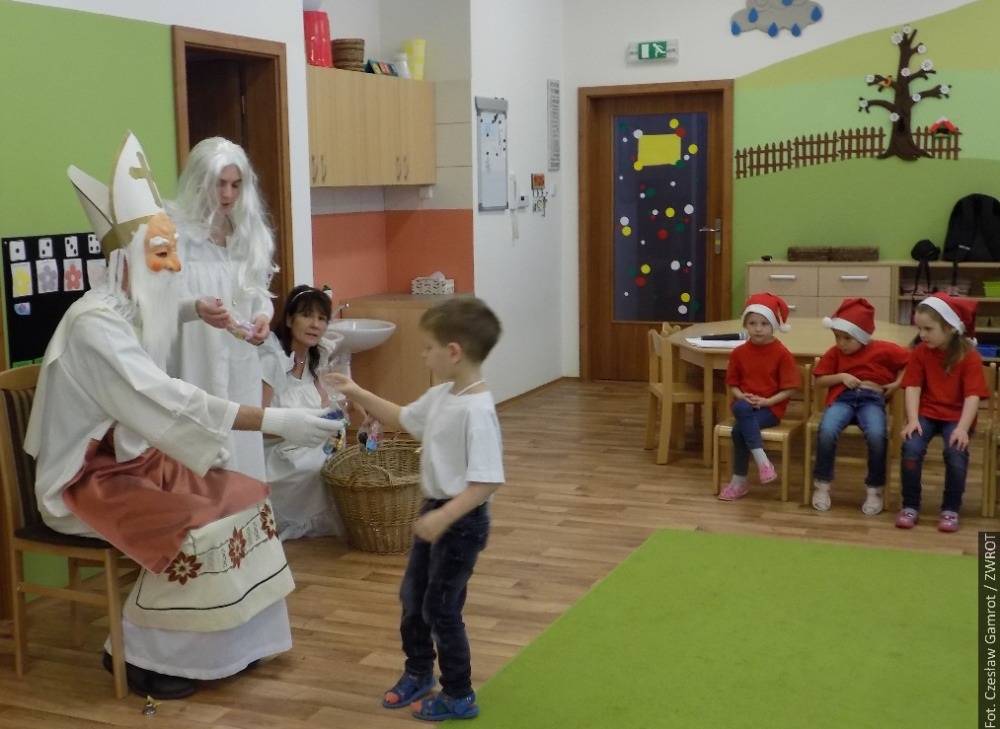 Mikuláš dorazil také do mateřské školy v Hnojníku. Děti ho přivítaly zpěvem, básničkami a tancem