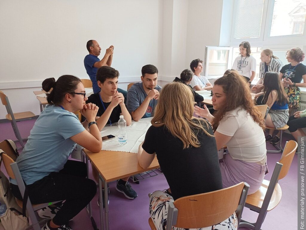 Turečtí studenti jsou na návštěvě v Českém Těšíně. Pomohou s organizací přehlídky “ Morušový květ“