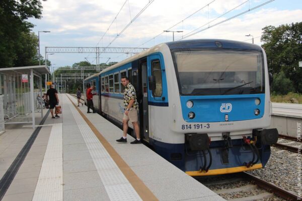 Bylo obnoveno železniční spojení mezi Těšínem a Českým Těšínem. Krátká cesta, i když ne bez problémů