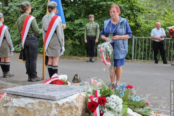 „Pro nás jsou důležité hodnoty, které zavraždění vyznávali.“ Odhalení pomníku obětem Polenlageru č. 41 v Petrovicích