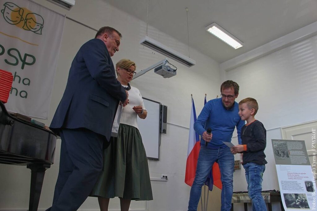 Půl metru školních průkazů. Studenti polské školy v Suché obdrželi dokument z rukou generální konzulky