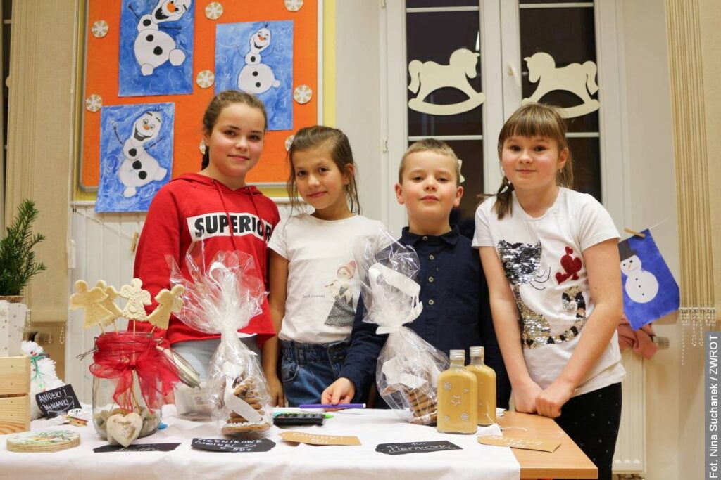 Škola v  Dolní  Lomné připravila adventní jarmark. Spojila tři generace