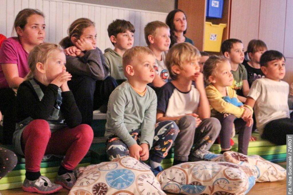 Děti ze školy v Lomné zhlédly divadelní představení. Jejich rodiče mezitím vyslechli přednášku Ewy Katrušák