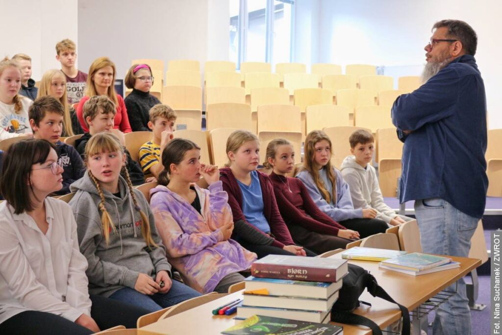 Poslední den akce „S knihou na kufrech“. Čtenáři z polské školy v Českém Těšíně se setkali s Pawlem Wakulou