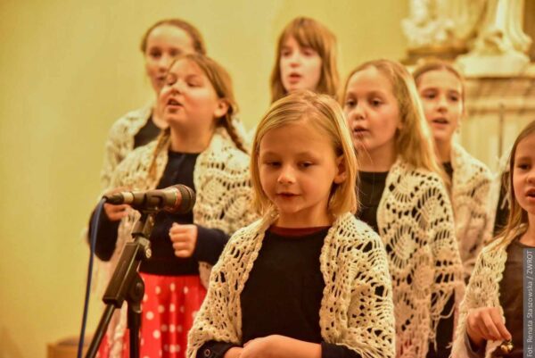 Vánoční koncert v Návsí. V evangelickém kostele koledovaly děti, sbor Melodia a Bukóń