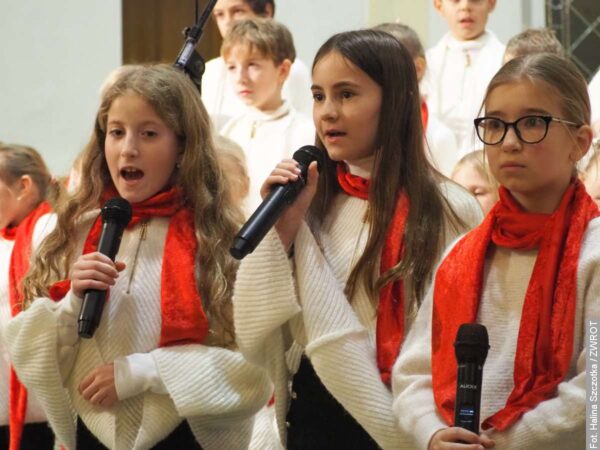Přehlídka školních pěveckých aktivit po třech letech. Jedenáct souborů zpívalo vánoční písně a koledy
