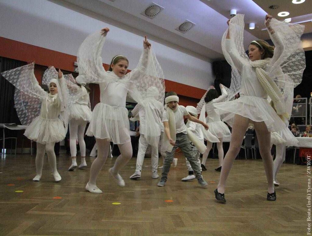 Děti ze stonavské školky a školy se bavily na plese. Nechyběla vystoupení, zábava a nádherné karnevalové kostýmy