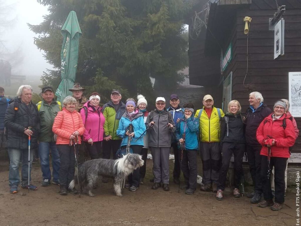 Bylo mlhavo a chladno, ale atmosféra byla vřelá a příjemná. Turisté PTTS strávili velikonoční pondělí na horách