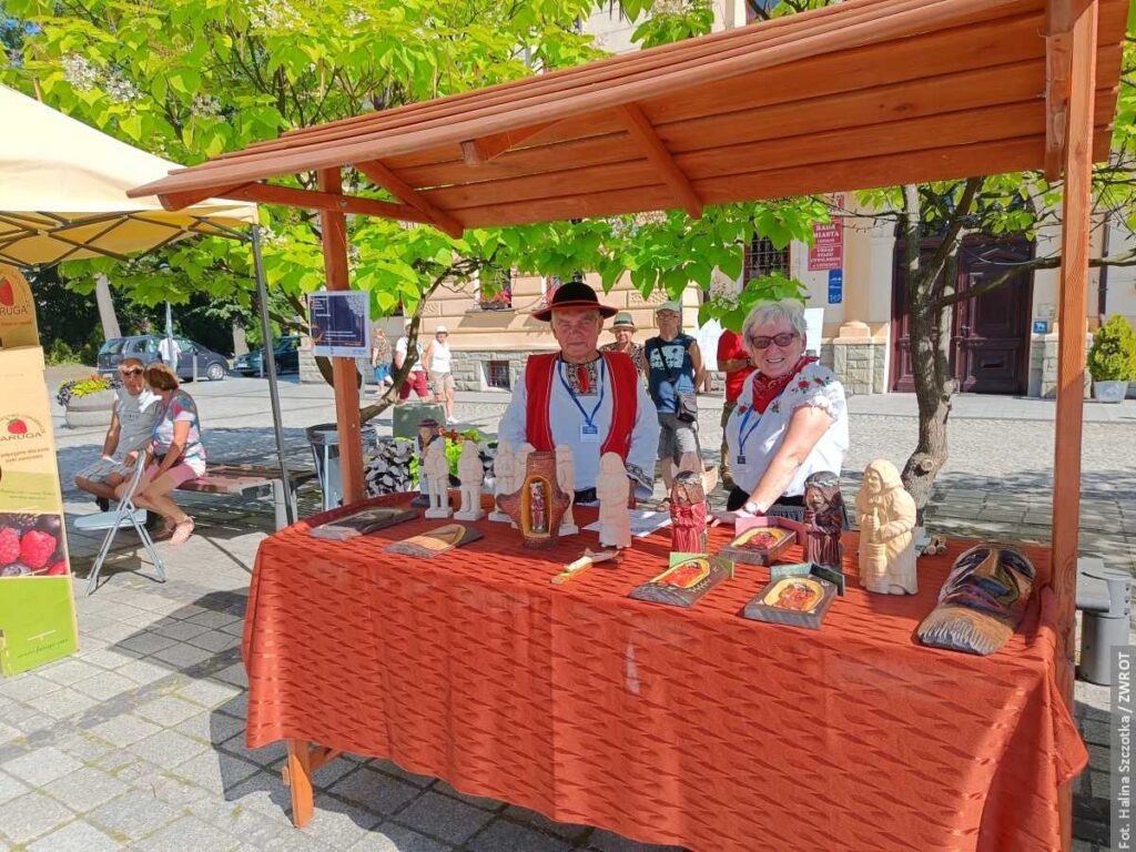 7. mezinárodní výstava regionálních výrobků v Ustroni. Vystavovali také řemeslníci z Gorolské Svobody [fotografie]