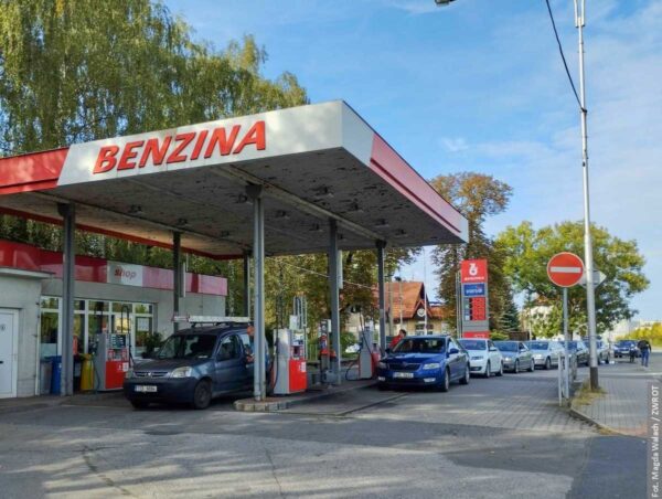 Fronty na čerpacích stanicích Benzina a Orlen v České republice. Orlen na hranicích výrazně snížil ceny, litr pohonných hmot za 32,90 koruny
