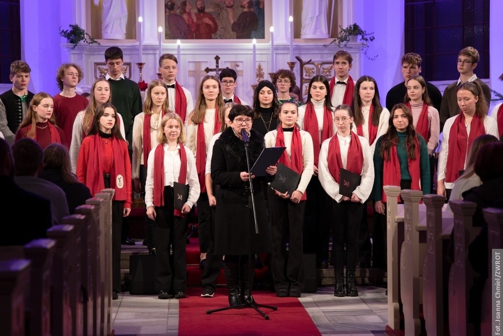 Slavnostní atmosféra v Českém Těšíně. Obdivuhodný koncert Gymnázia Juliusze Słowackého v Českém Těšíně