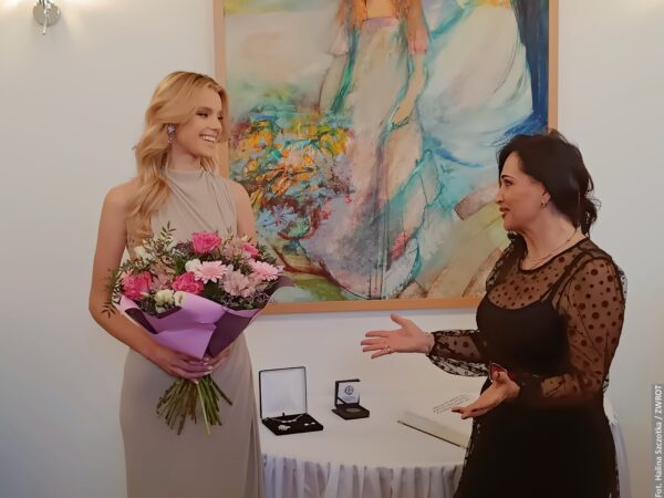 Miss World Krystyna Pyszková se vrátila do svého rodného města Třince. Jako dárek dostala šperky k těšínskému kroji