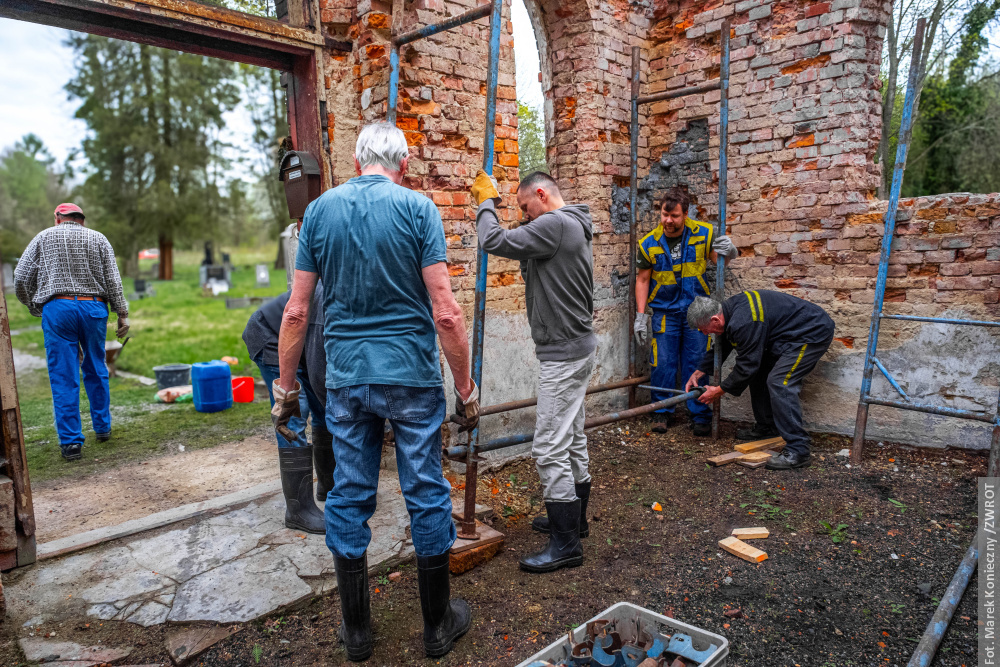 <strong>Renovace evangelického hřbitova ve Staré Karviné. Podívejte se, co se už podařilo udělat</strong>