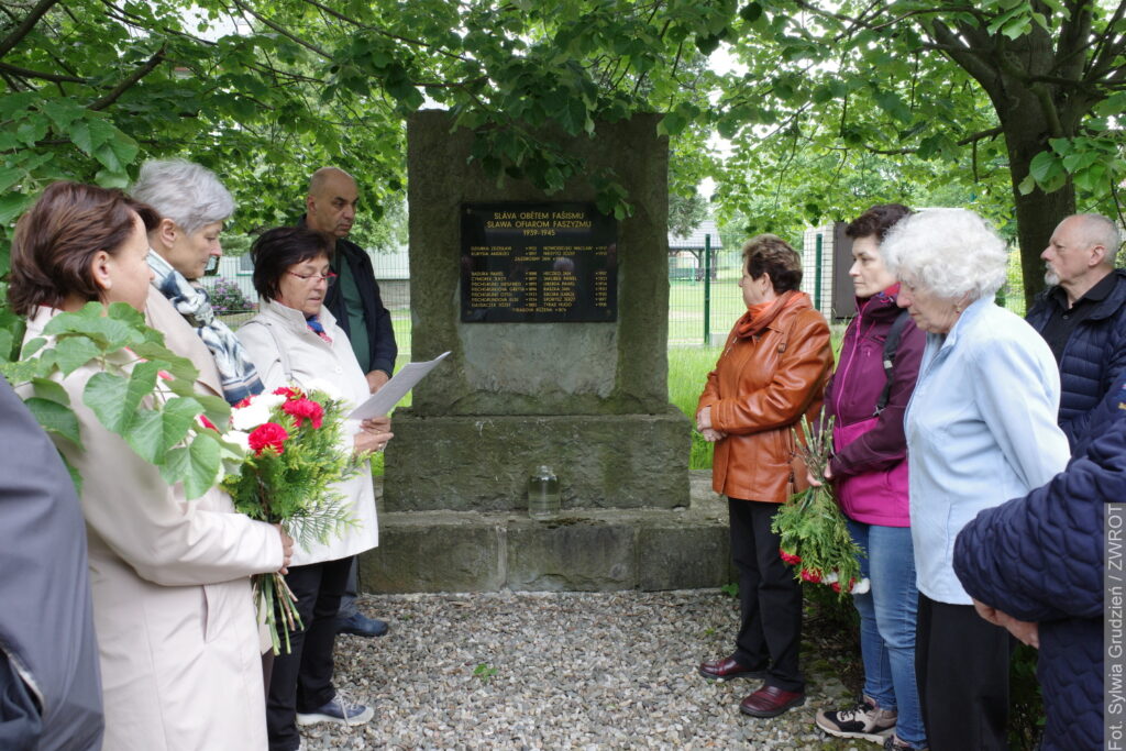 V Oldřichovicích si připomněli oběti druhé světové války. U památníku položili květiny