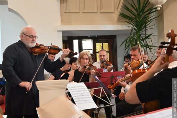 V neděli se konal koncert k 60. výročí založení smyčcového orchestru SCEAV. Vystoupili sólisté a sbor Echo
