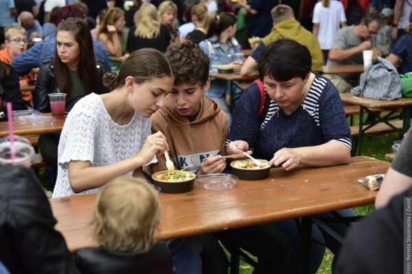 Chutě světa v Bystřici. Kulinářské hody a rodinný piknik během Restaurant Day