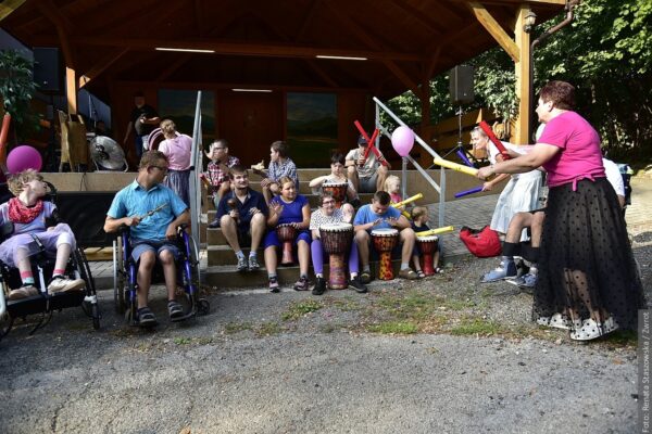 Jubileum sdružení „Nikdy nejsi sám“. Svědectví o síle komunity, která může změnit realitu k lepšímu