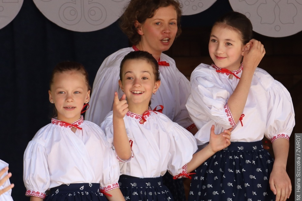 V polské škole v Dolní Lomné se děti učí už 150 let. Výročí oslavily na školních radovánkách [fotografie]