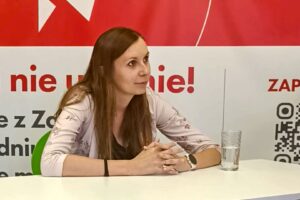 Mezi folklórem a letní pláží. Renata Podermanska v nejnovější epizodě podcastu „Zwrotowisko“