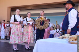 <strong>Třanovice poděkovaly za letošní úrodu. Zde nejsou dožínky jen inscenací – ve vsi stále žijí a pracují zemědělci</strong>