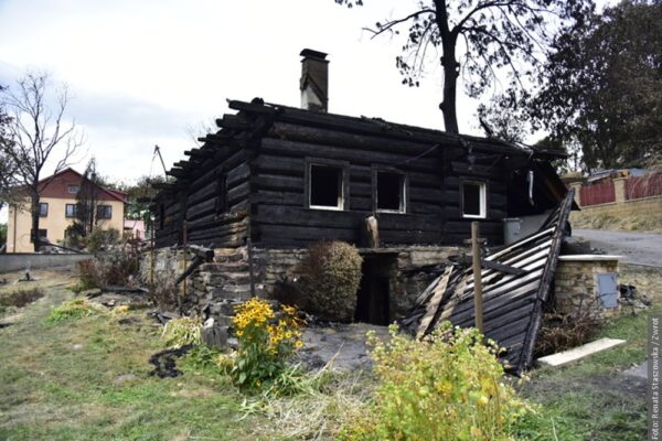 Požár v centru Bukovce, zničil dřevěný dům a hospodářské budovy. Obec vyhlásila veřejnou sbírku pro čtyři postižené rodiny
