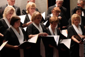 <strong>Koncert v Domě kultury Trisia. Sbor „Hutnik“ navodil atmosféru blížících se svátků</strong>