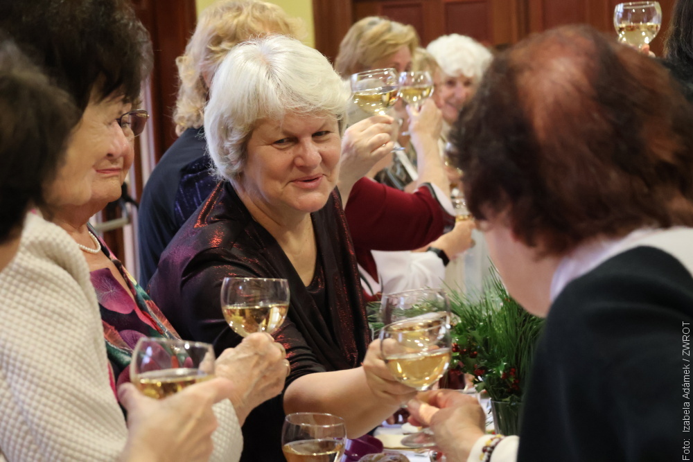 <strong>Úspěšný rok a sváteční atmosféra. Klub učitelů v důchodu se sešel v Českém Těšíně</strong>