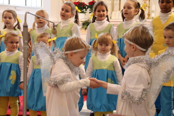 <strong>Vánoční melodie v podání talentovaných žáků. Vánoční koncert Polské základní školy v Českém Těšíně přilákal davy</strong>