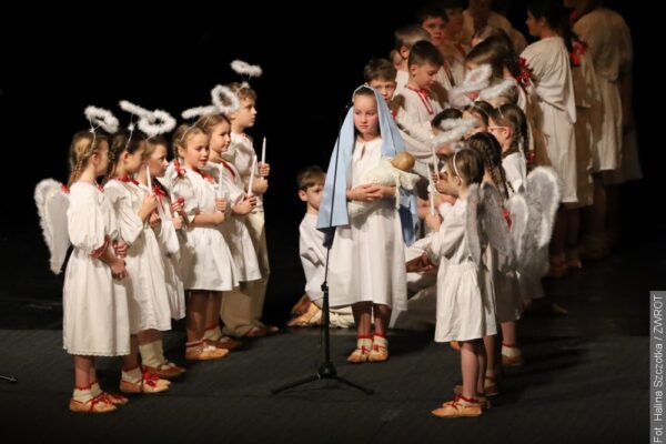 <strong>Tři hodiny folkloru. Vánoční koncert v Trisii znovu navodil sváteční atmosféru [fotografie, záznam]</strong>