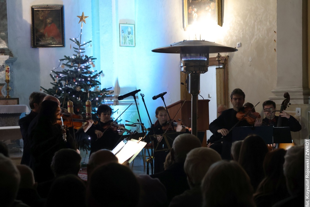 Vánoční koncert v Ropici přilákal davy. Vystoupily sbor Godulan, Anita Tomanek a Zámecký orchestr
